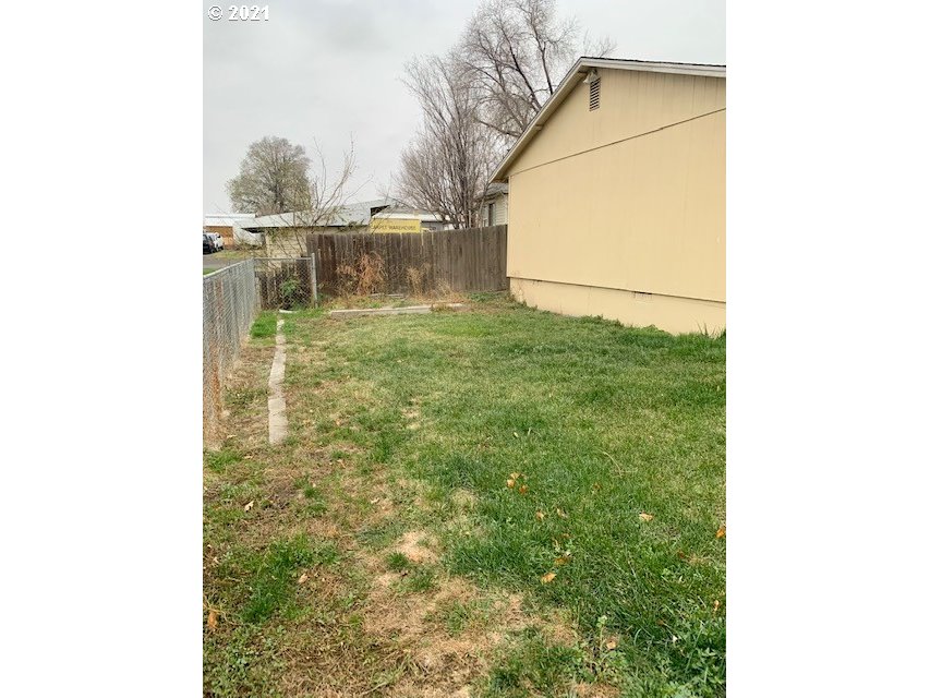 807 Southwest 14th Street Pendleton, OR 97801 - Photo 15 of 17 a backyard of a house with lots of green space