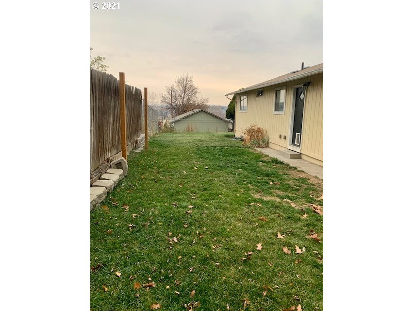807 Southwest 14th Street Pendleton, OR 97801 - Photo 16 of 17 a backyard of a house