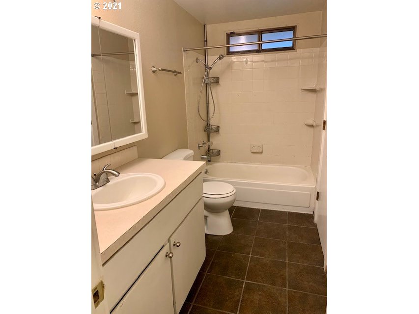 807 Southwest 14th Street Pendleton, OR 97801 - Photo 10 of 17 a bathroom with a granite countertop sink toilet and shower