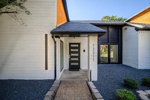 a view of entrance of the house