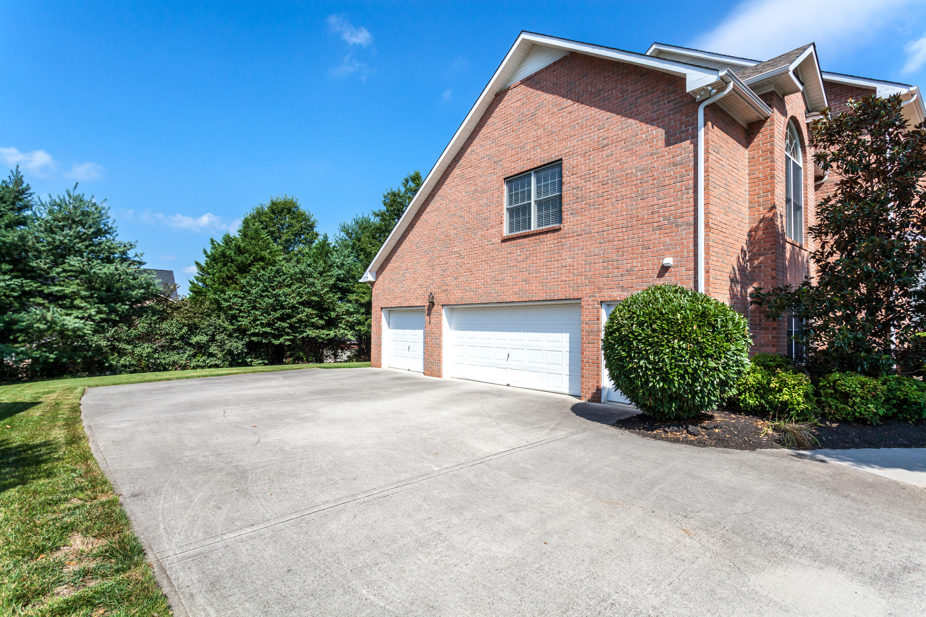 Side-Entry 3 Car Garage