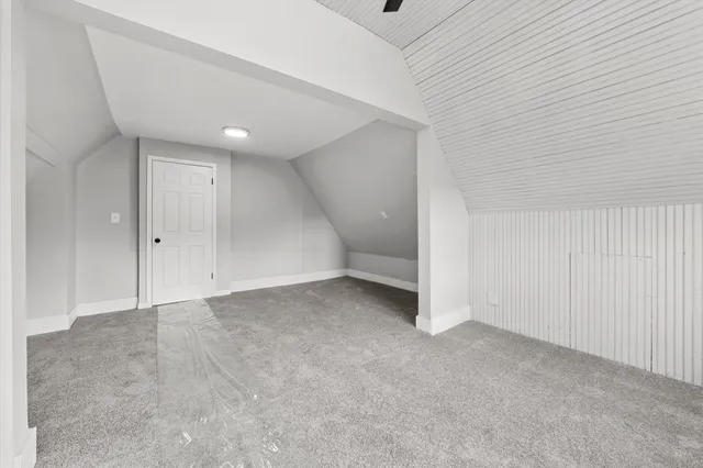 an empty room with a ceiling fan & entryway