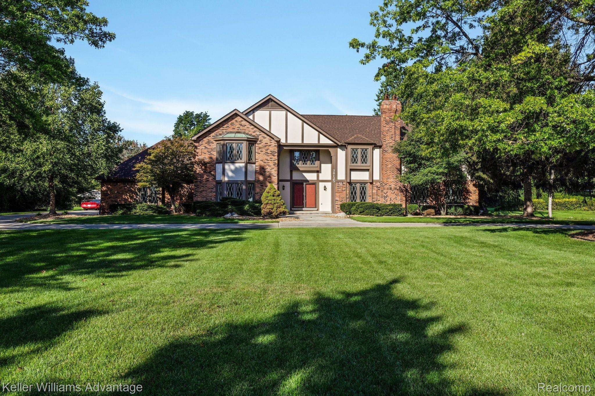 38125 Hayes Road Sterling Heights, MI 48313 - Photo 4 of 83 Nearly 5,000 square foot Tudor. Home to EMINEM in 1999. Sterling Heights