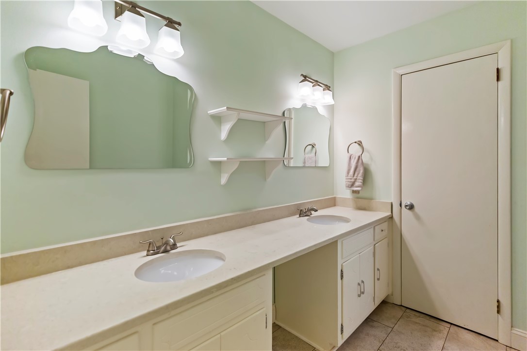 203 Hillandale Road Seneca, SC 29672 - Photo 21 of 42 Owner's bath