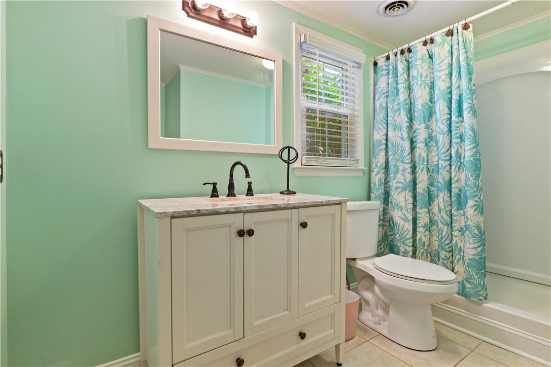 203 Hillandale Road Seneca, SC 29672 - Photo 28 of 42 Lower level bath
