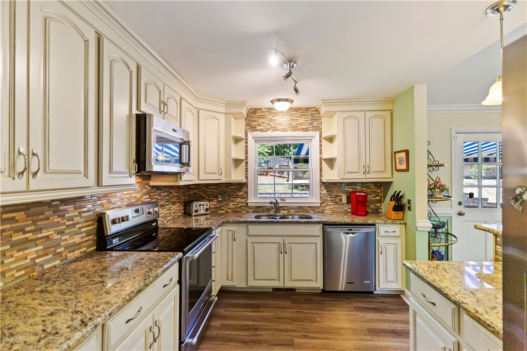 203 Hillandale Road Seneca, SC 29672 - Photo 6 of 42 Kitchen