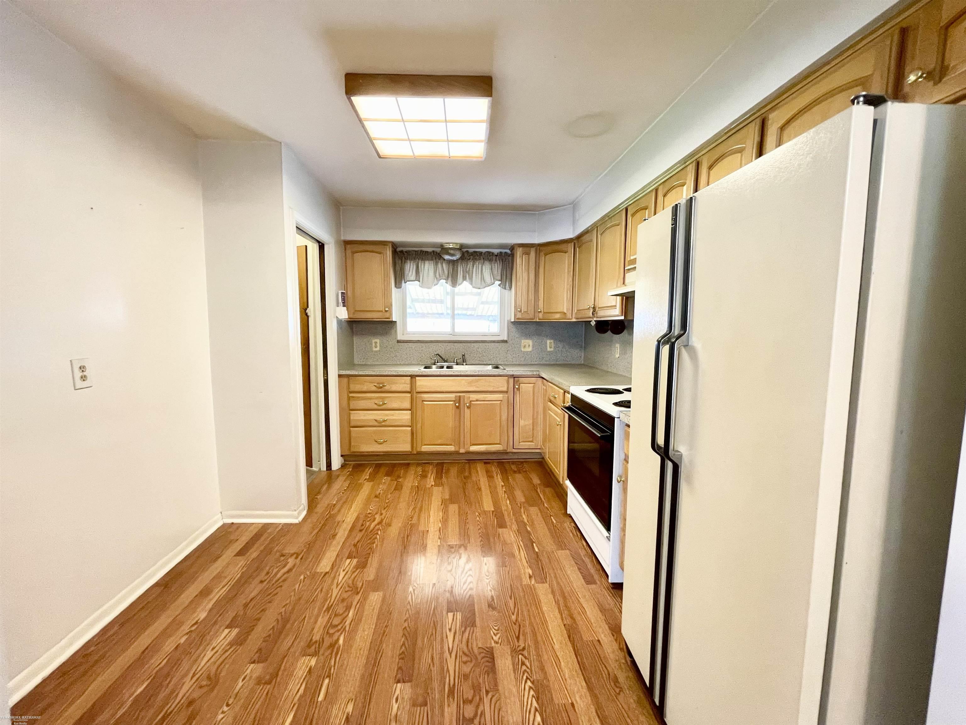 16511 Frazho Road Roseville, MI 48066 - Photo 8 of 20 50183554-34f94470-318a-4c10-b414-fd675e9709ba.JPG