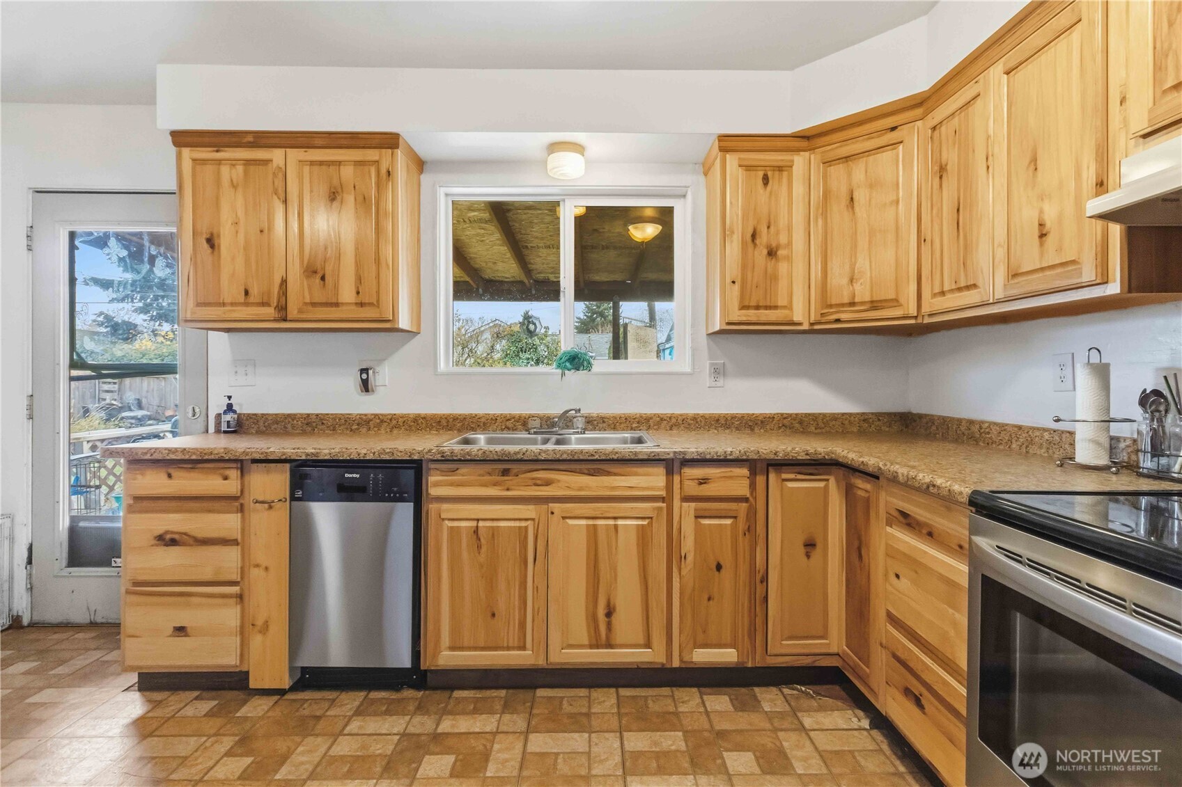 2947 Douglas Street Longview, WA 98632 - Photo 8 of 15 Gallery Image 8