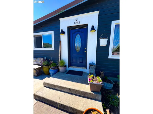 $305,000 | 858 East Main Street, John Day, OR 97845