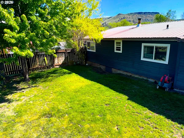 $305,000 | 858 East Main Street, John Day, OR 97845