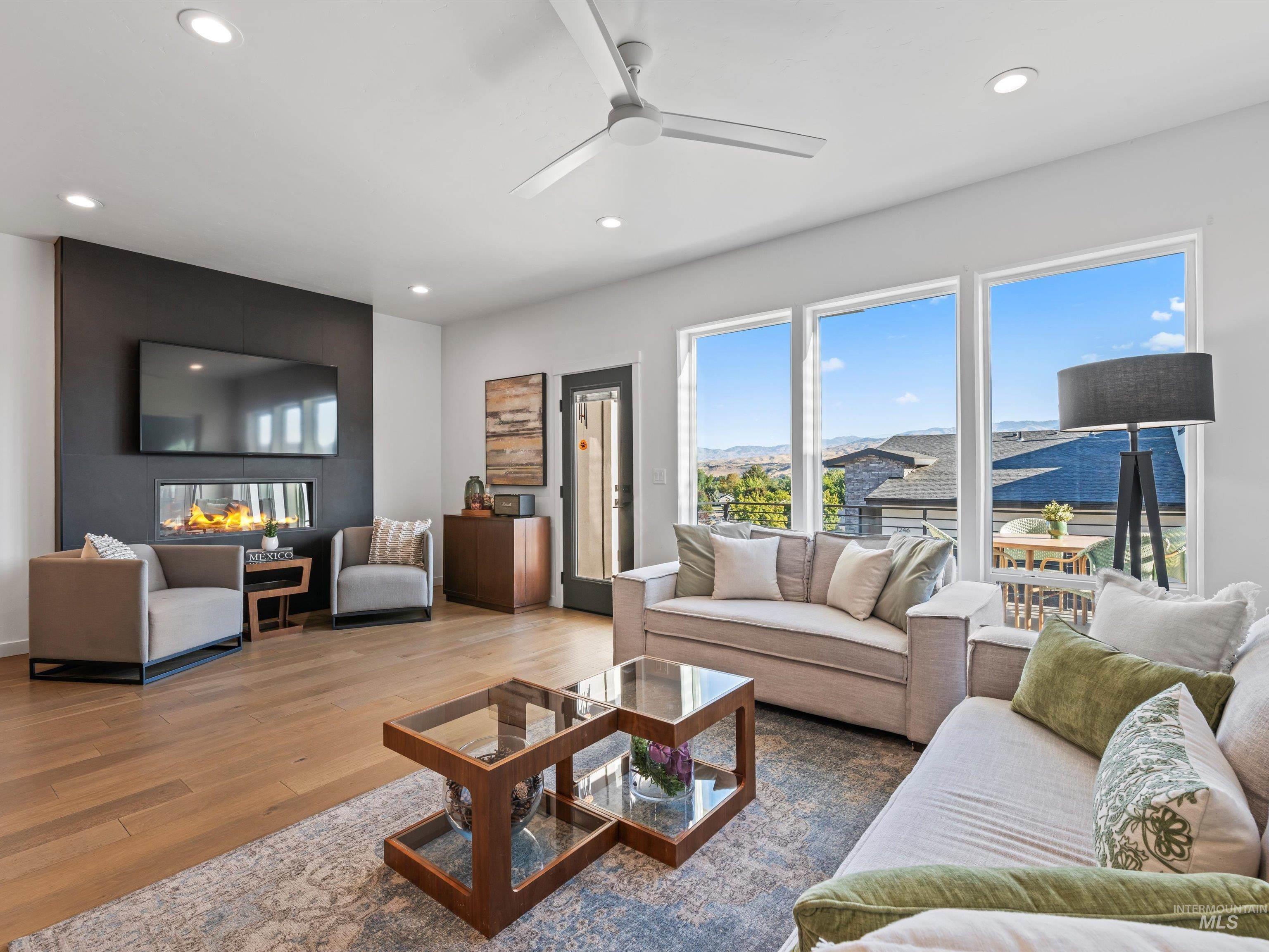 1251 East Echelon Ridge Lane Boise, ID 83716 - Photo 17 of 35 Livingroom City Views