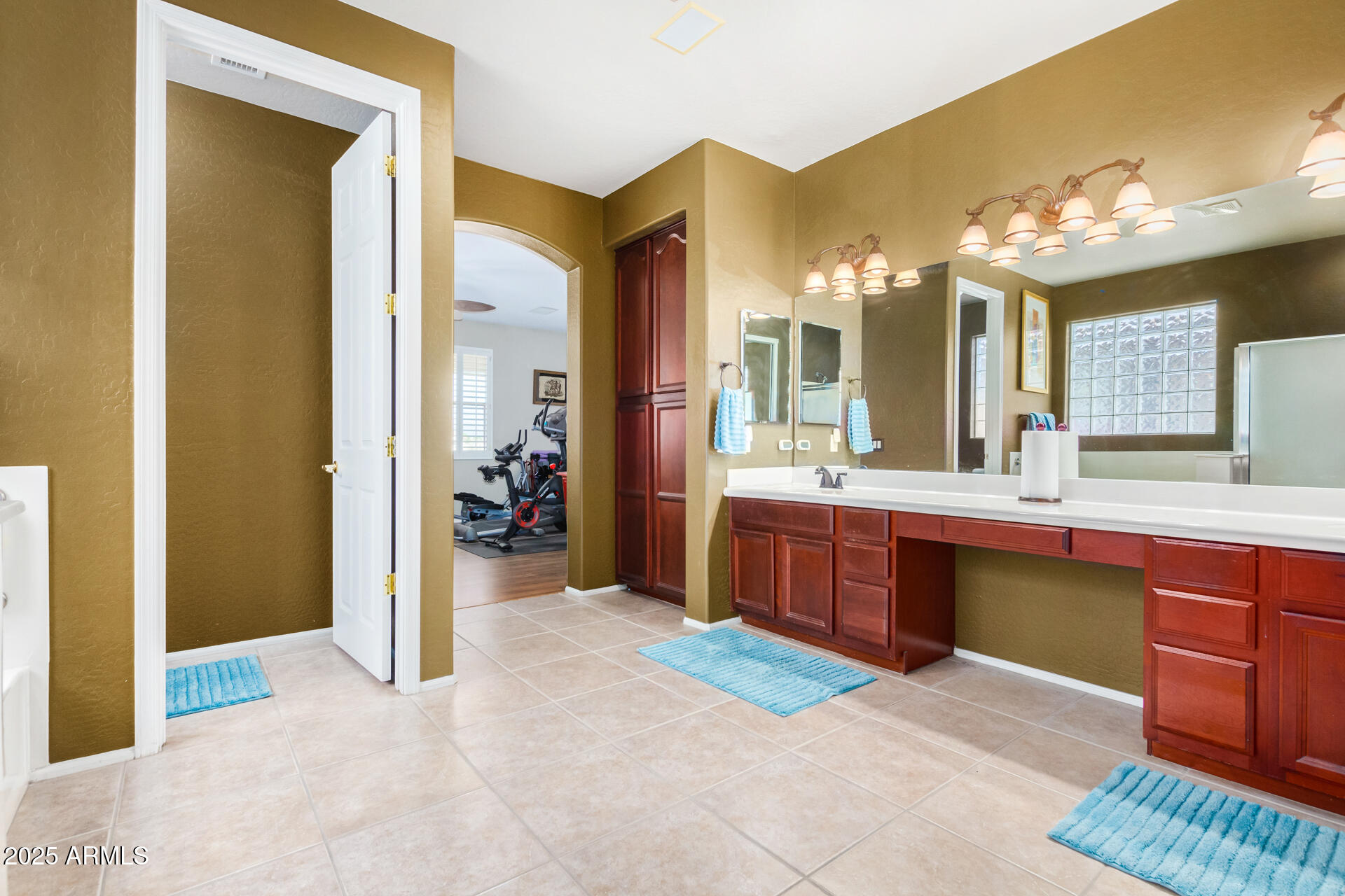 6635 South Cottonfields Lane Laveen, AZ 85339 - Photo 34 of 49 a large bathroom with a large tub and sink