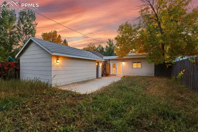 a view of a backyard