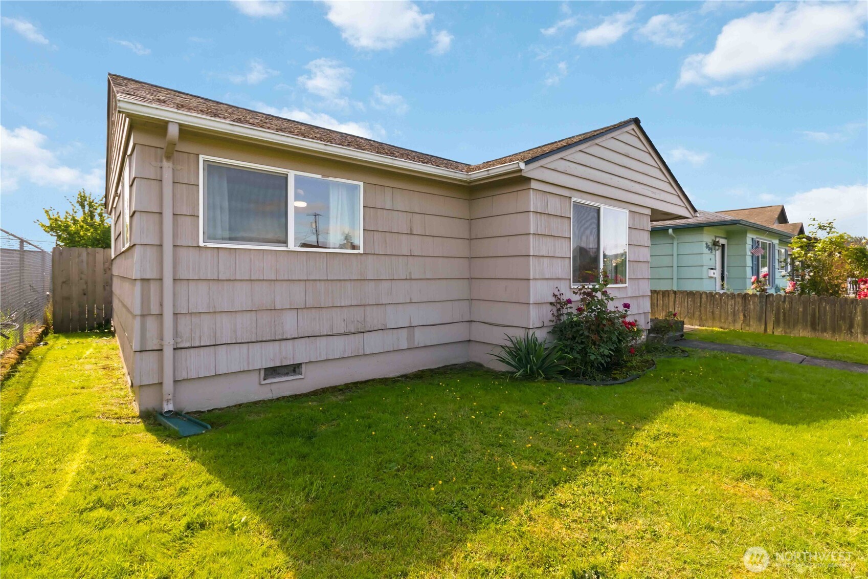 356 28th Avenue Longview, WA 98632 - Photo 2 of 24 a front view of a house with garden