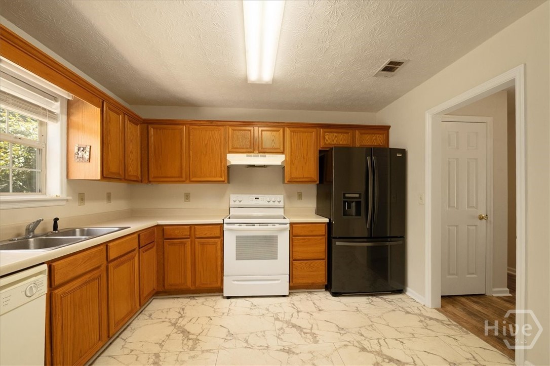 488 Hammond Road Statham, GA 30666 - Photo 6 of 26 KITCHEN