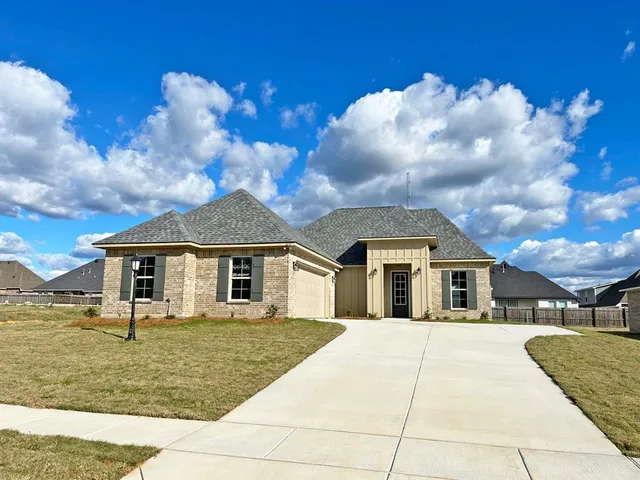 $316,473 | 273 Woodcrest Drive, Stonewall, LA 71078
