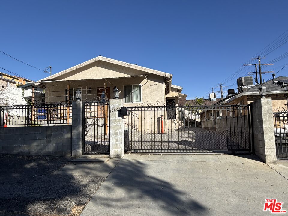 10006 Samoa Avenue Tujunga, CA 91042 - Photo 2 of 34