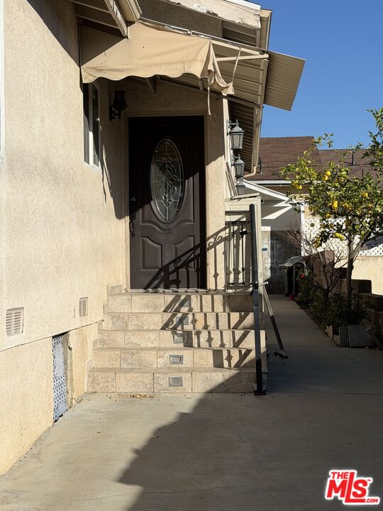 10006 Samoa Avenue Tujunga, CA 91042 - Photo 3 of 34