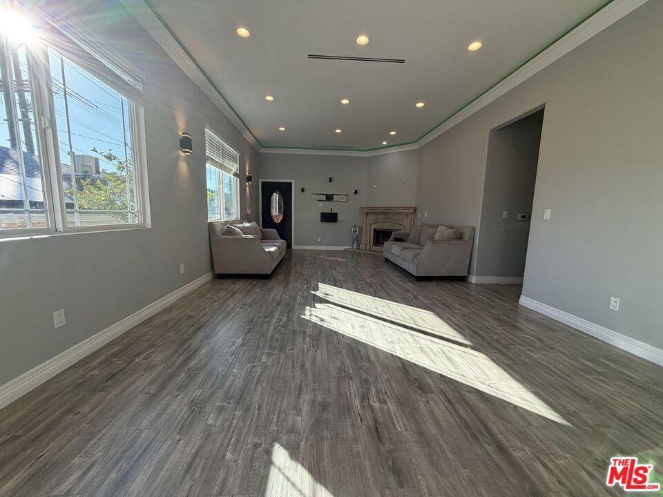 10006 Samoa Avenue Tujunga, CA 91042 - Photo 4 of 34