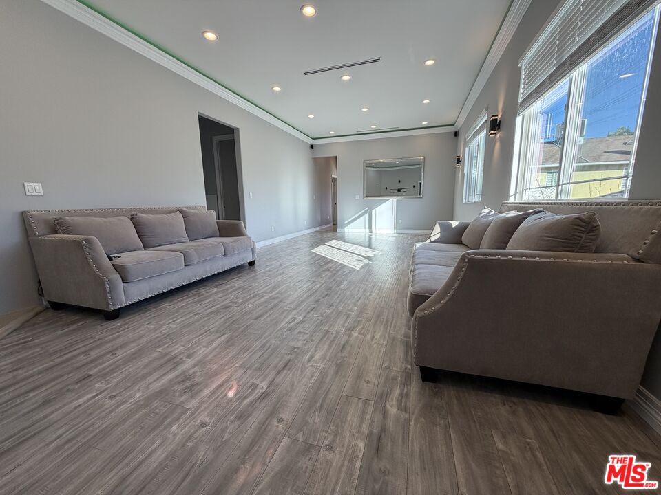 10006 Samoa Avenue Tujunga, CA 91042 - Photo 7 of 34