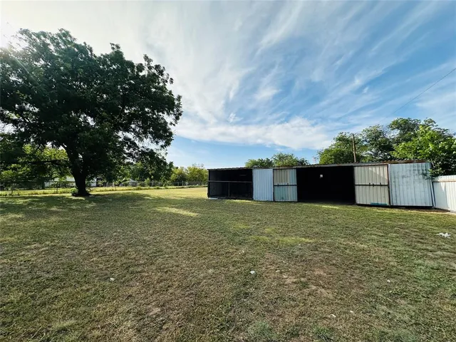 a view of a yard with a house