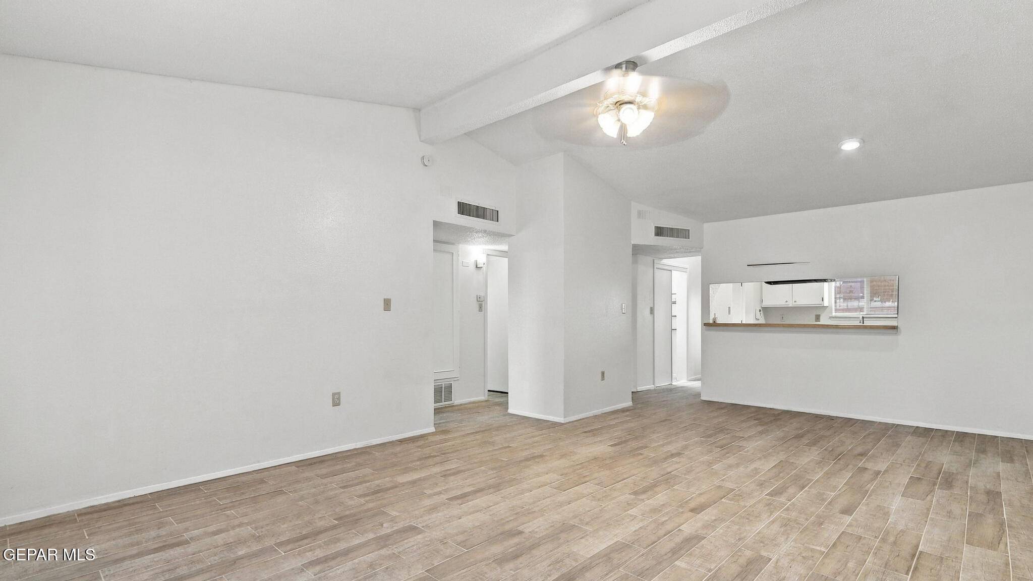 10929 Pelhem Road El Paso, TX 79936 - Photo 5 of 20 5. Living Area