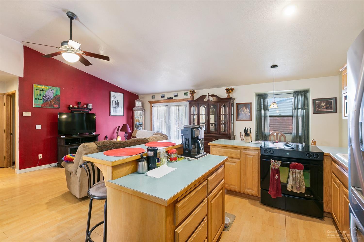 1727 Southwest 27th Street Redmond, OR 97756 - Photo 3 of 25 Gallery Image 3