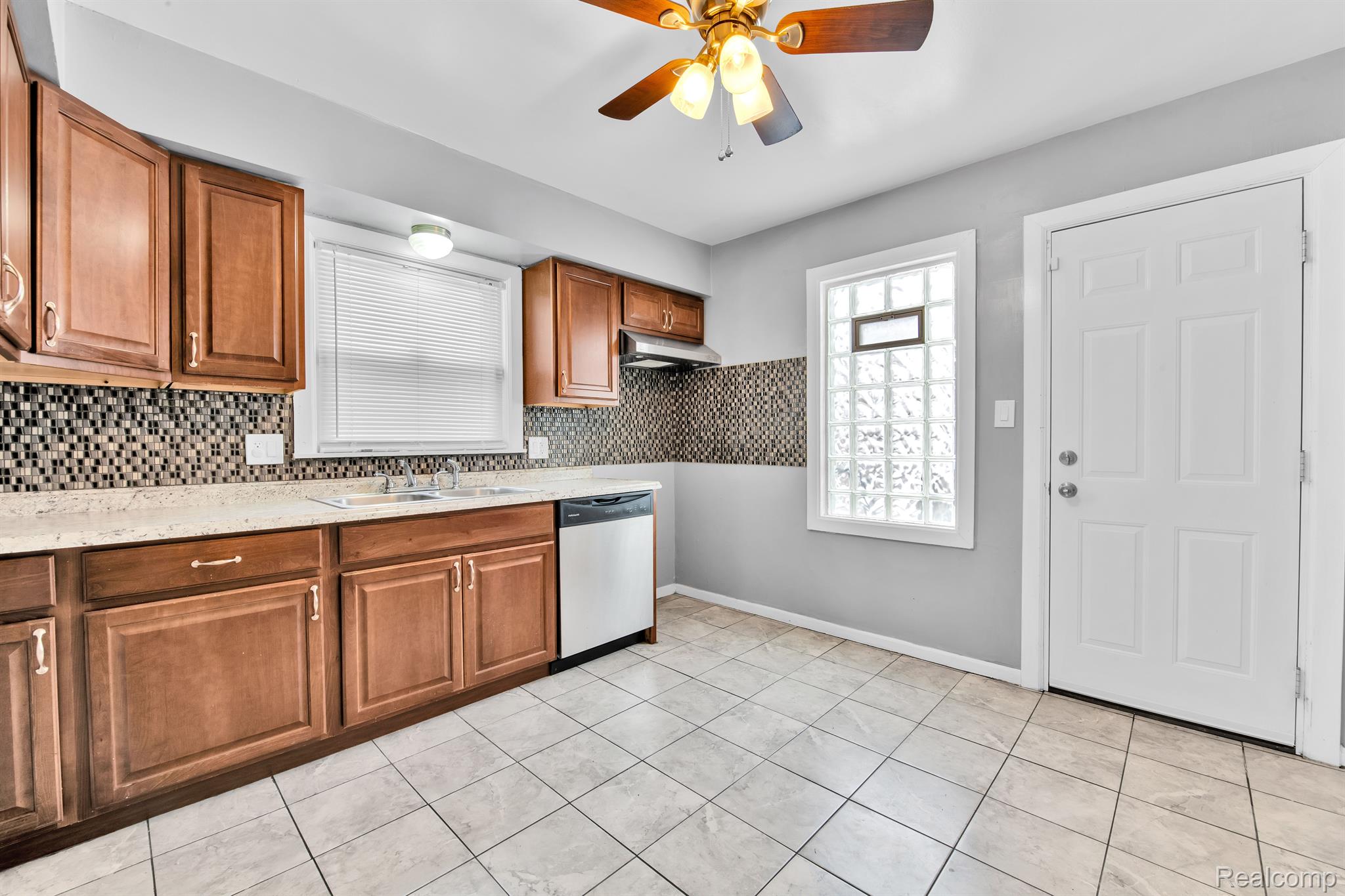 15500 Spring Garden Street Detroit, MI 48205 - Photo 5 of 20 Gallery Image 5