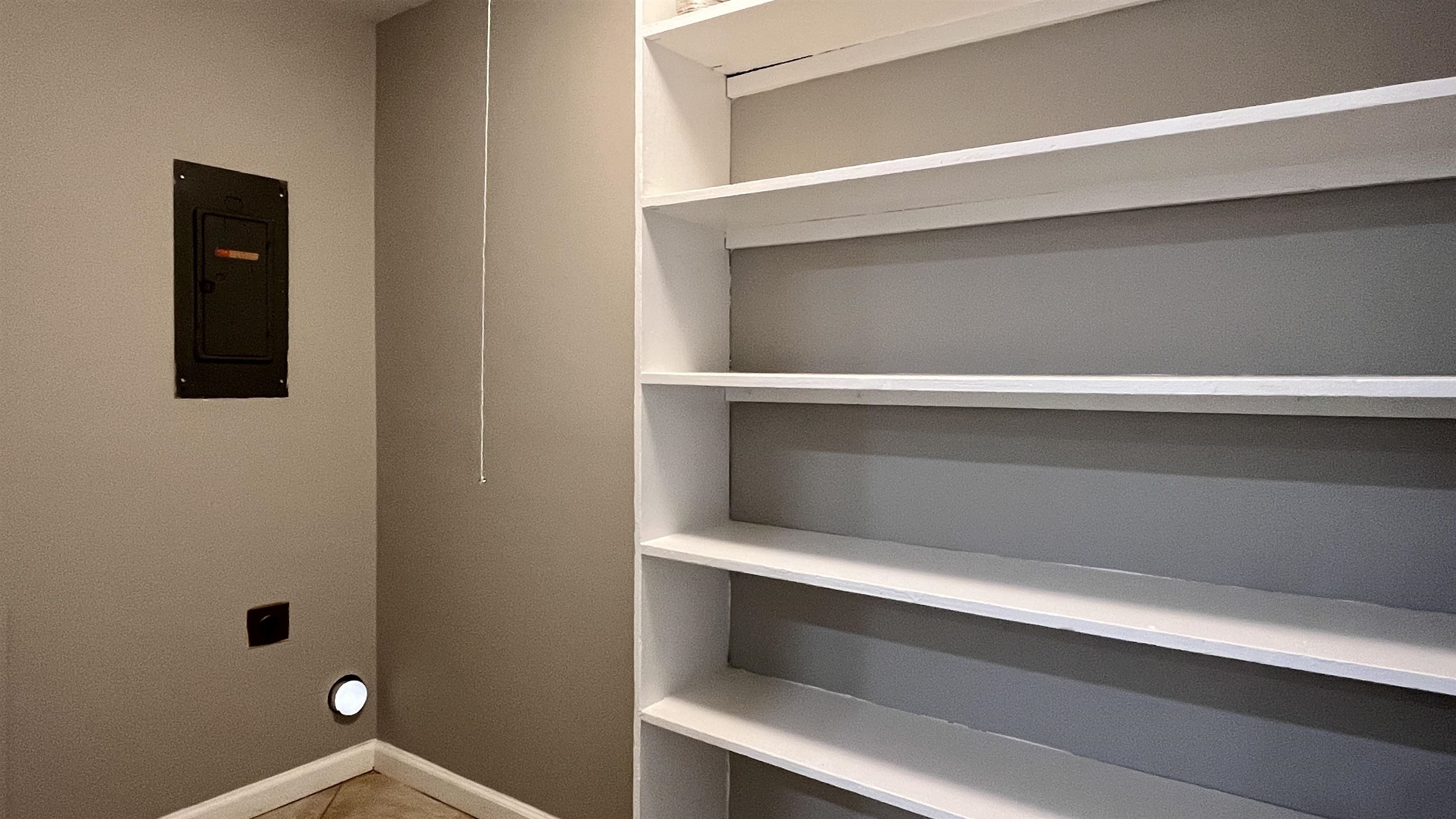 1507 Flamingo Road Memphis, TN 38117 - Photo 10 of 29 a close view of closet