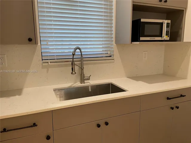 $1,575 | Miami-Dade County, Miami, FL 33184