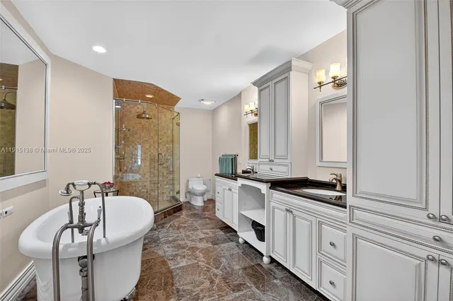 a view of a livingroom with furniture and windows