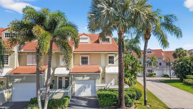a view of yard with green space