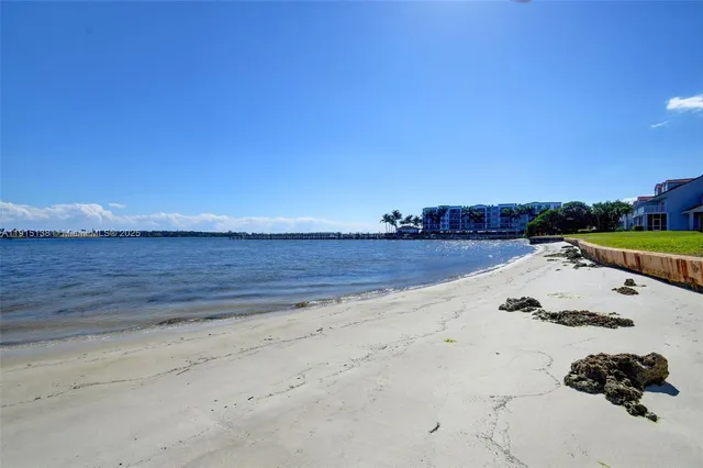 $699,999 | 38 South Lakeshore Drive, Hypoluxo, FL 33462