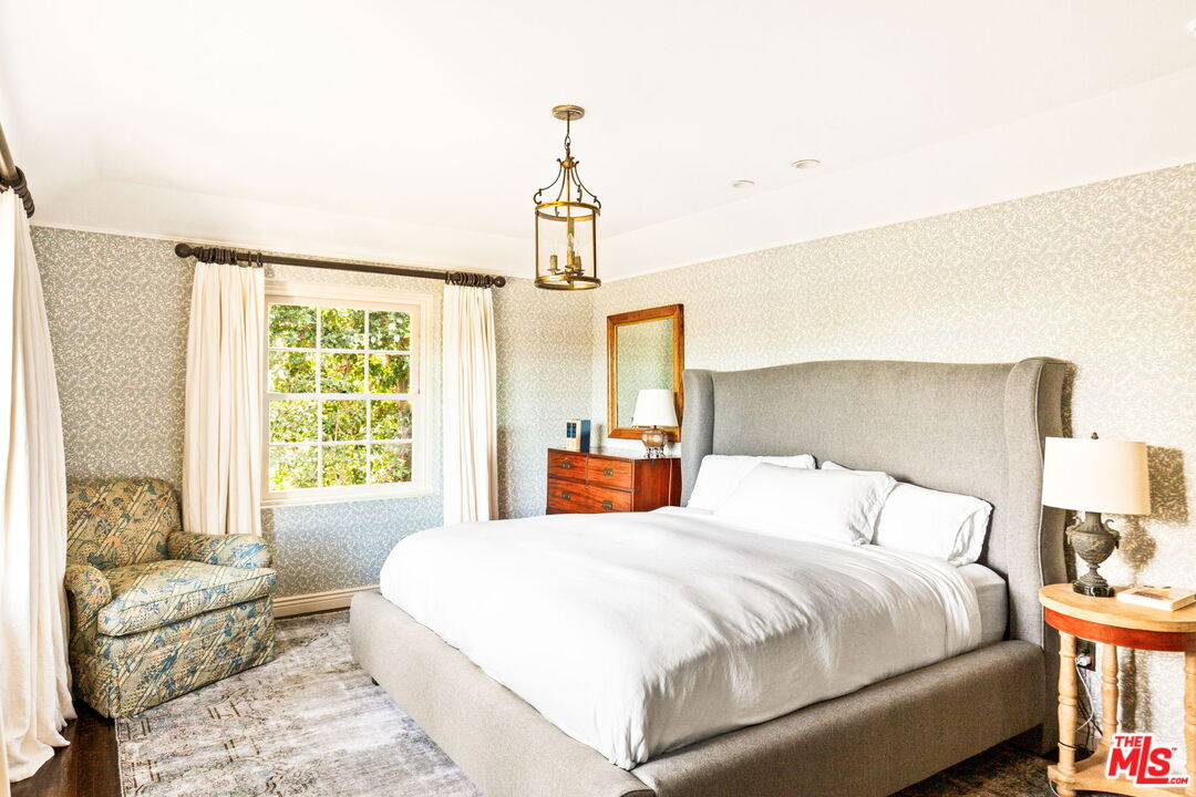 208 North Tigertail Road Los Angeles, CA 90049 - Photo 18 of 29 Gallery Image 18