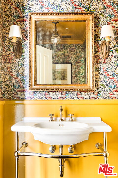 208 North Tigertail Road Los Angeles, CA 90049 - Photo 8 of 29 Gallery Image 8