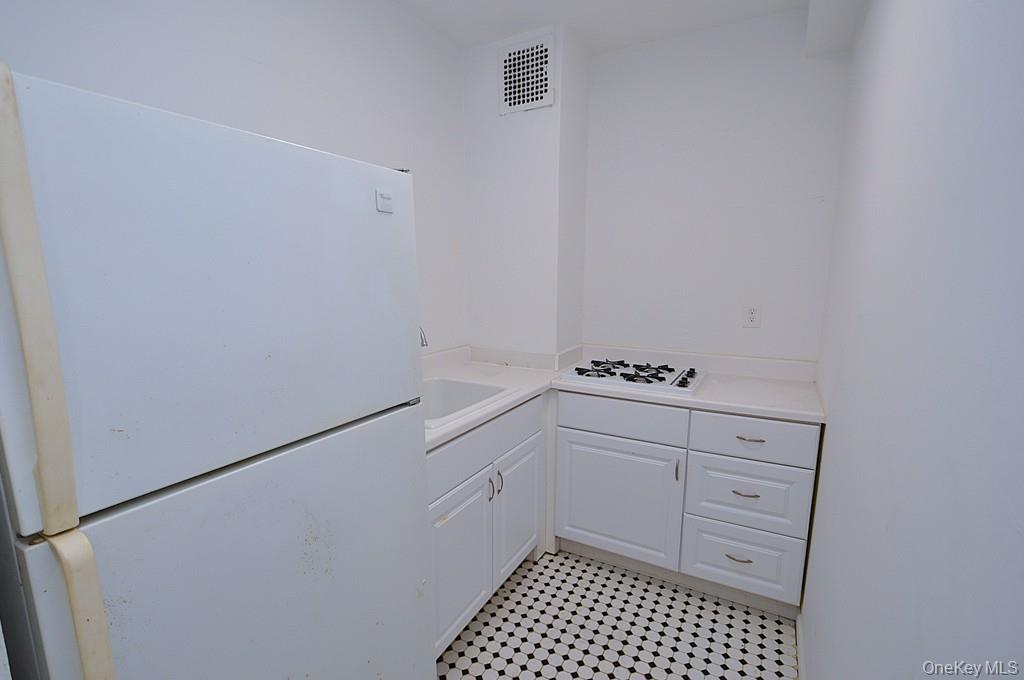 281 Garth Road, Unit B6D Scarsdale, NY 10583 - Photo 7 of 35 Kitchen