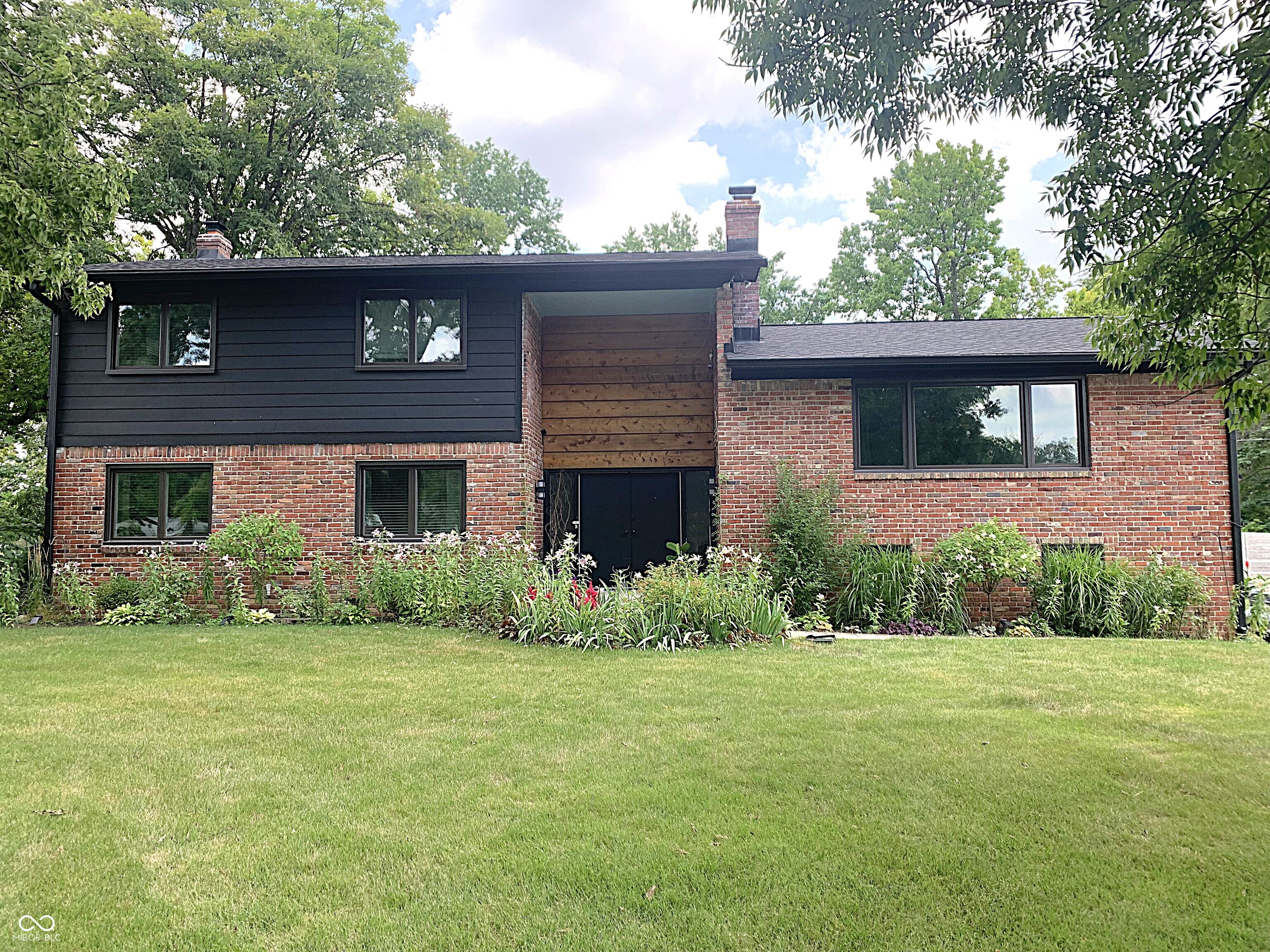 6225 Hythe Road Indianapolis, IN 46220 - Photo 2 of 37 Gallery Image 2