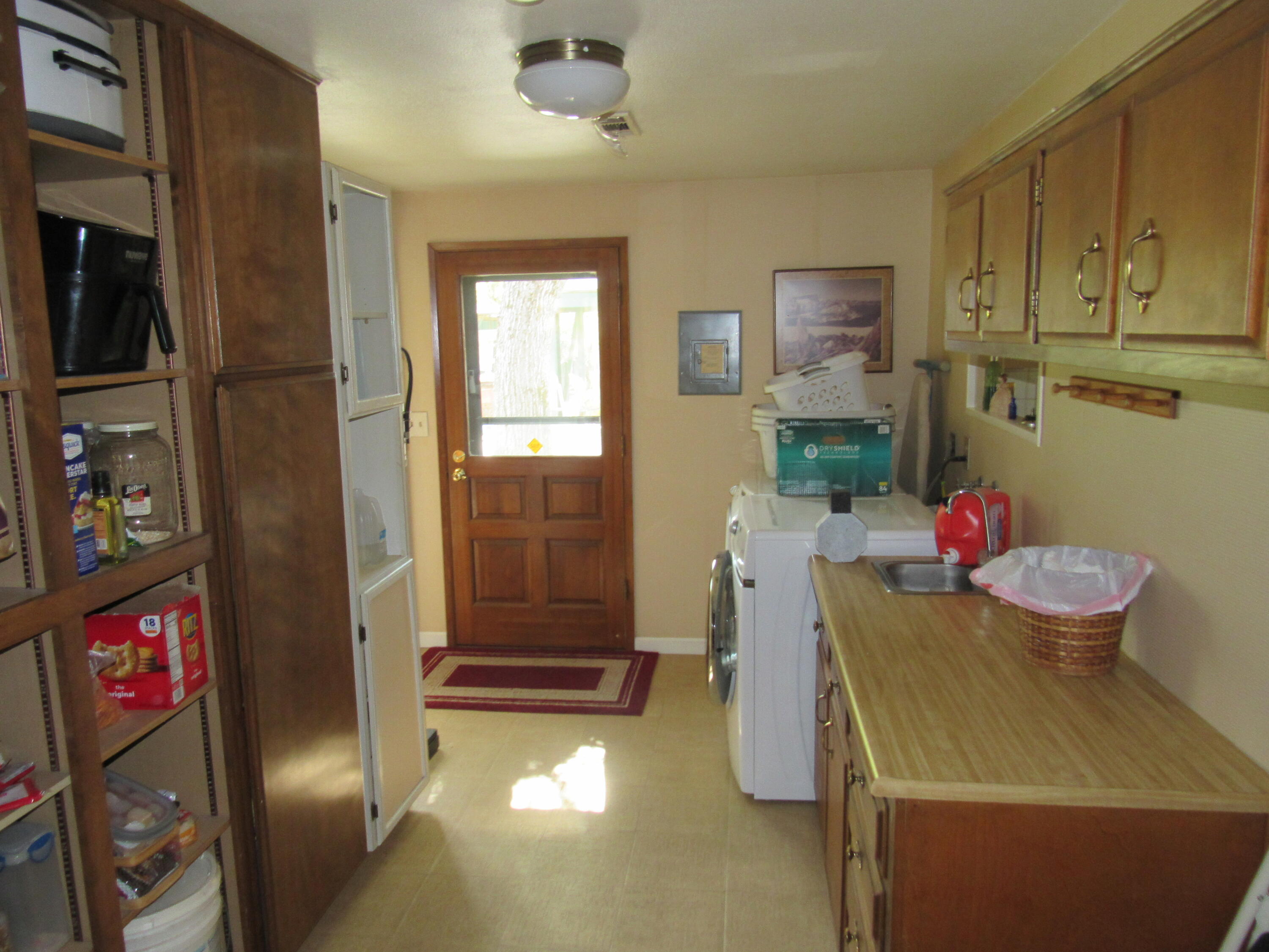 7065 Old Stage Road Central Point, OR 97502 - Photo 10 of 35 utility room