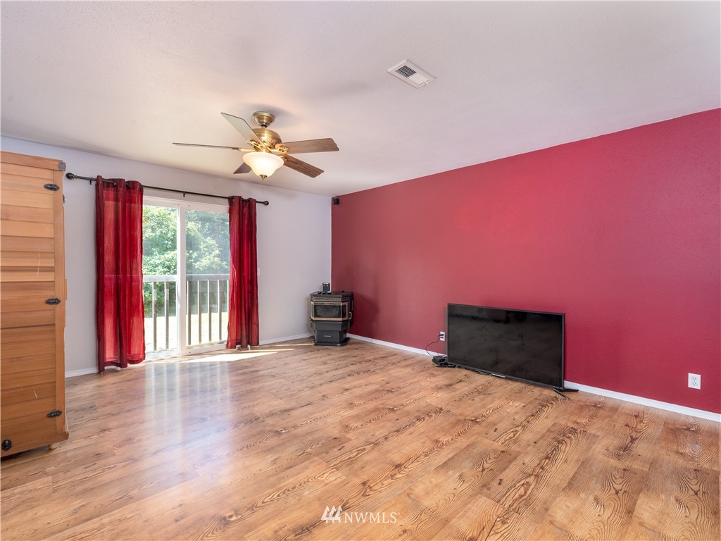 553 River Road Chehalis, WA 98532 - Photo 7 of 22 a view of a livingroom with a sofa and a ceiling fan