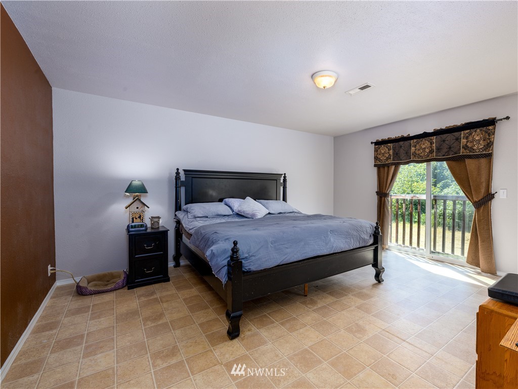 553 River Road Chehalis, WA 98532 - Photo 8 of 22 a bedroom with a bed and a large window