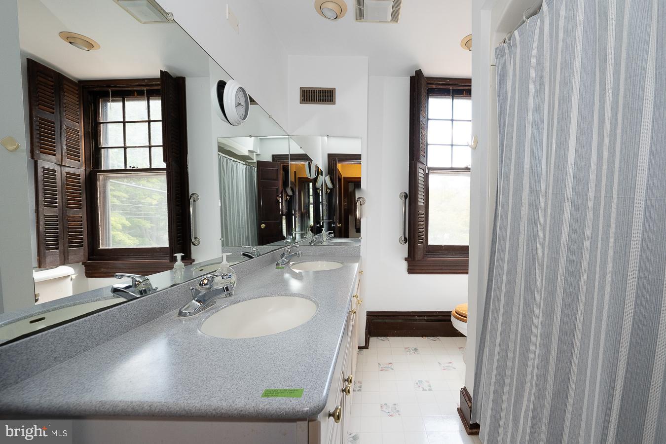 316 North Wayne Avenue Wayne, PA 19087 - Photo 16 of 31 Hall Bath with double sinks and tub/shower