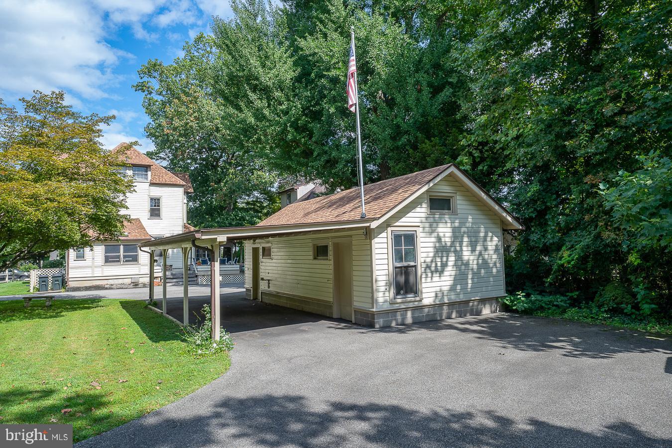 316 North Wayne Avenue Wayne, PA 19087 - Photo 27 of 31 Semi-circular Driveway provides ample parking
