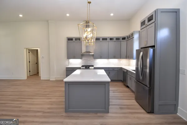 a kitchen that has a lot of cabinets in it