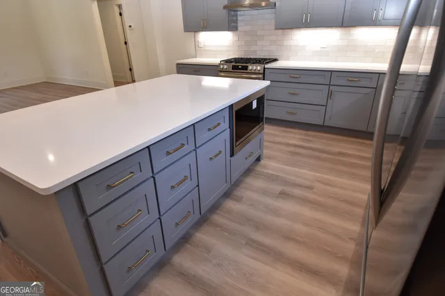 a kitchen that has a lot of cabinets in it
