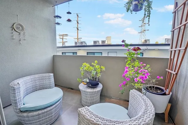 $1,225,000 | 11023 Fruitland Drive, Unit 104, Studio City, CA 91604