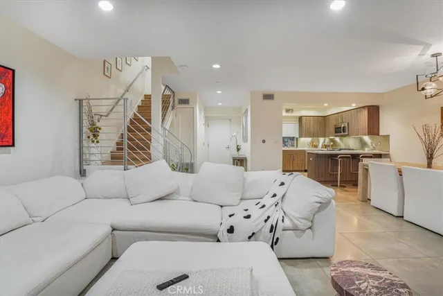 $1,225,000 | 11023 Fruitland Drive, Unit 104, Studio City, CA 91604