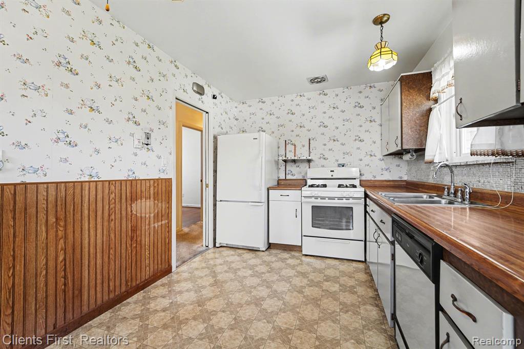 22952 Tuck Road Farmington, MI 48336 - Photo 9 of 29 Gallery Image 9