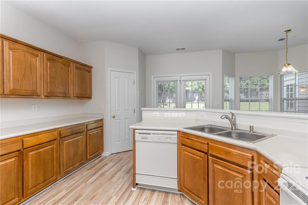 11932 Old Timber Road Charlotte, NC 28269 - Photo 10 of 32 Gallery Image 10