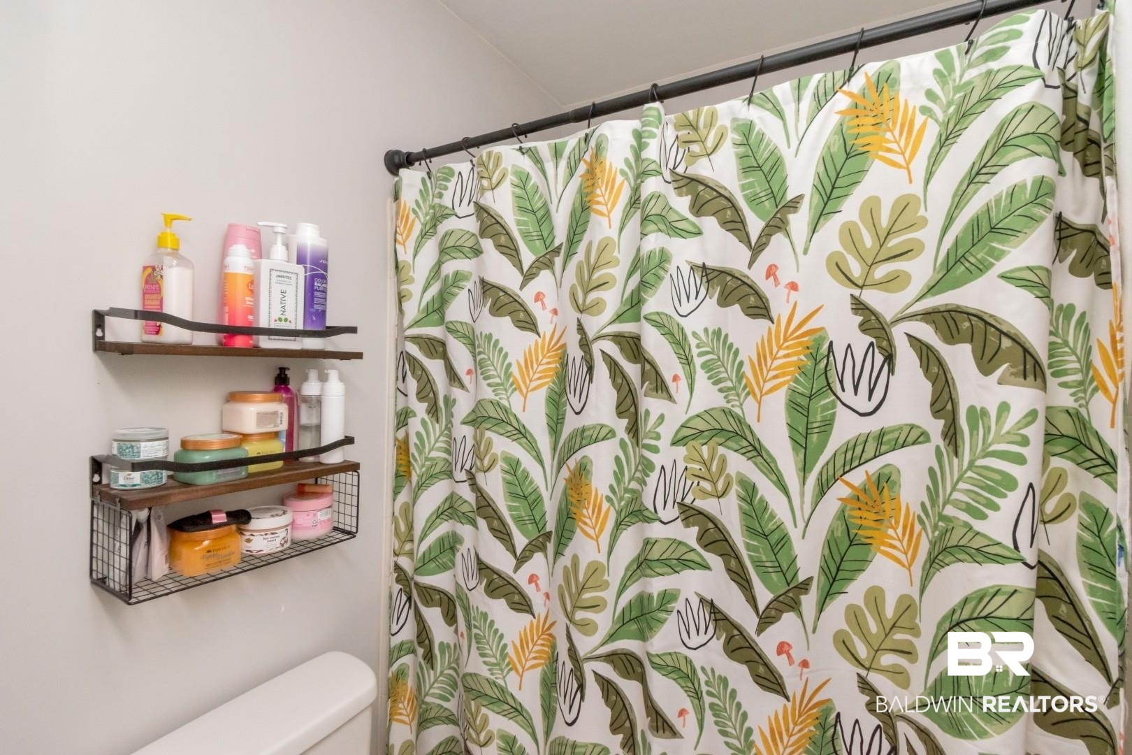 9410 Ashwood Court Mobile, AL 36695 - Photo 15 of 20 Full bathroom with a shower with shower curtain