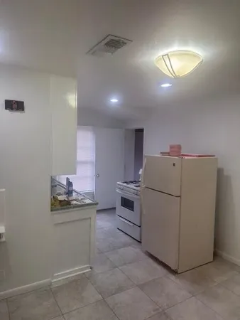 $1,600 | 2702 Wayside Avenue, Fort Worth, TX 76110